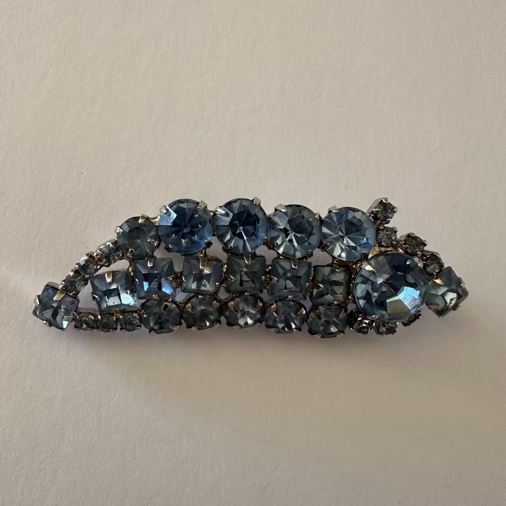 vintage blue rhinestone brooch with silver tone prongs